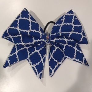 Cheer bow